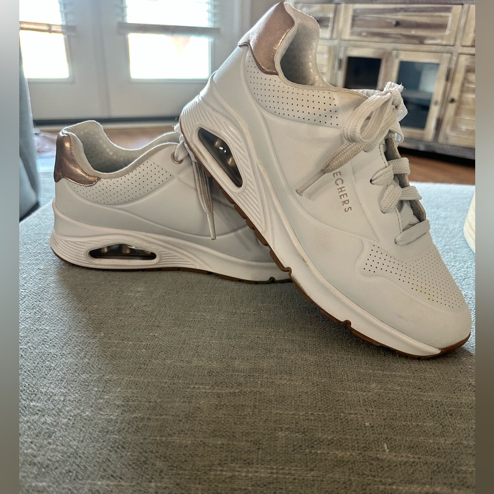Skechers Youth girls sz 4 
Uno Gen1 Shimmer Away sneakers  white/gold